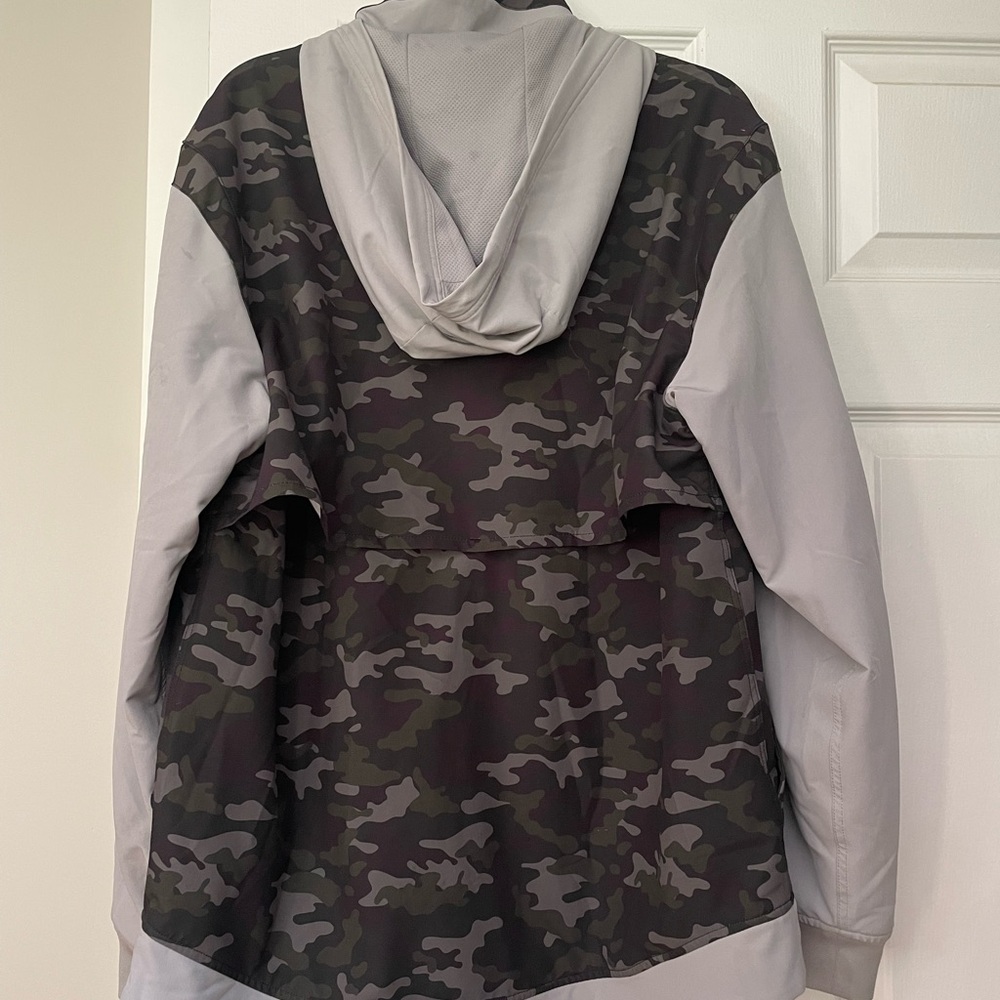 Bylt Elevate Drop Cut elevated Windbreaker - Men's large Camo,